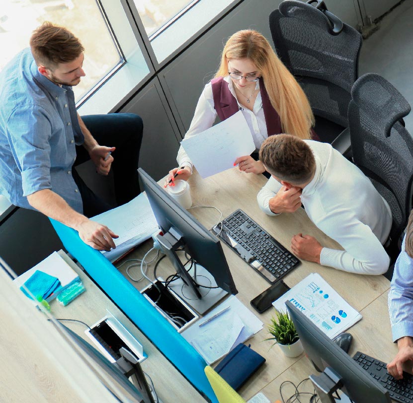 Werknemers kletsen rond een bureau