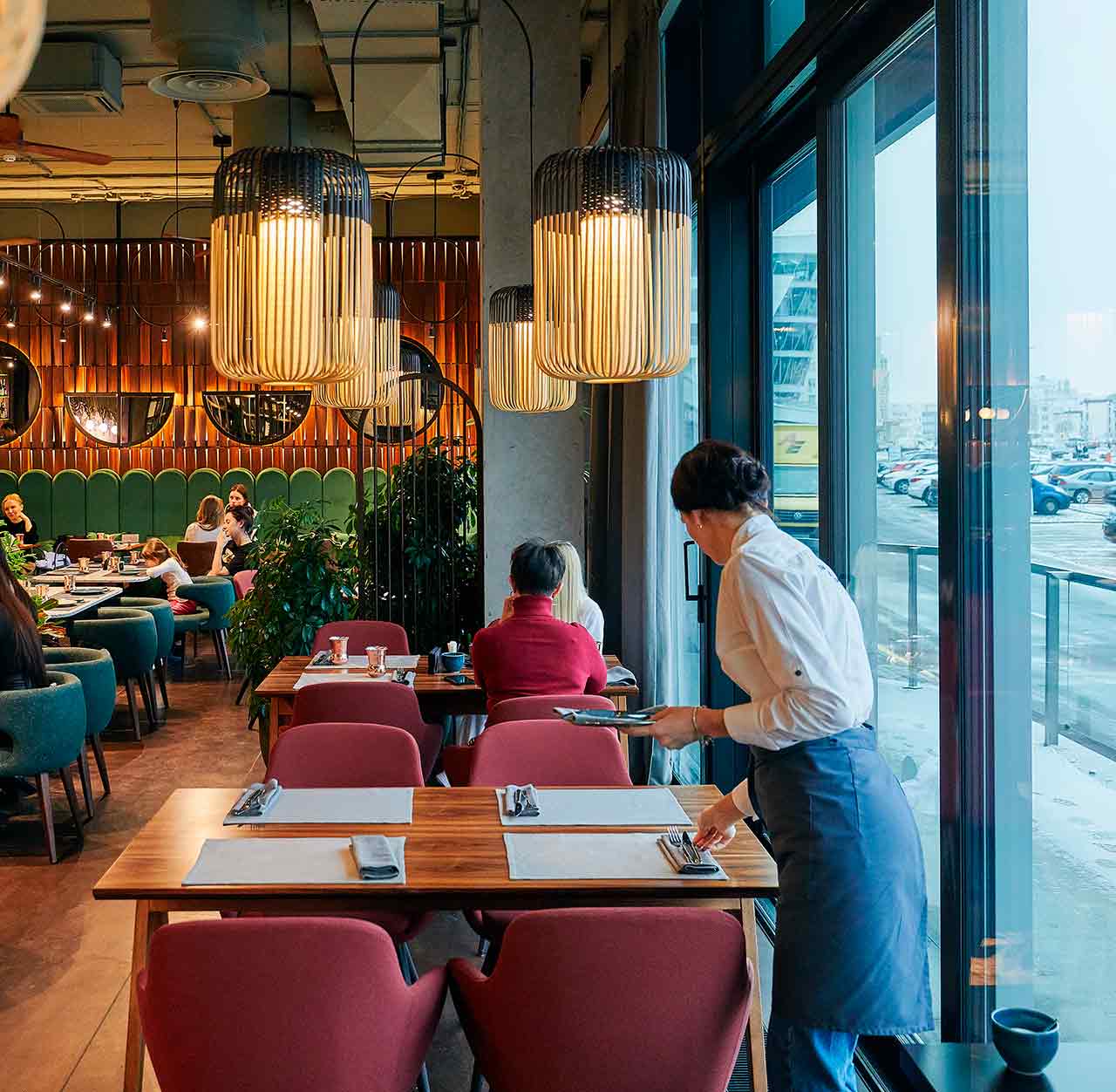 Serveerster die de tafel dekt in een restaurant