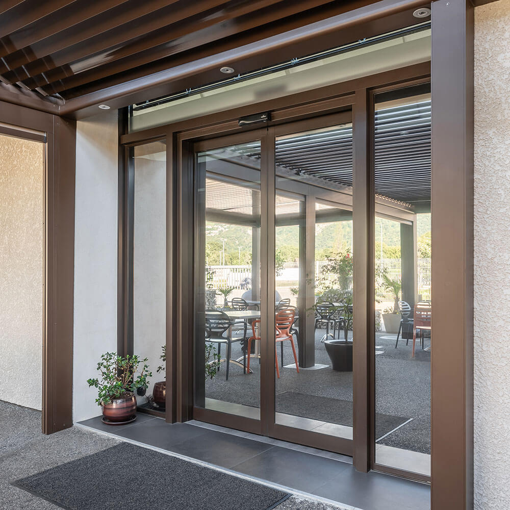 Porte automatique à l'entrée d'un restaurant